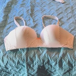 Bra wireless cacique 40DD with white lace
